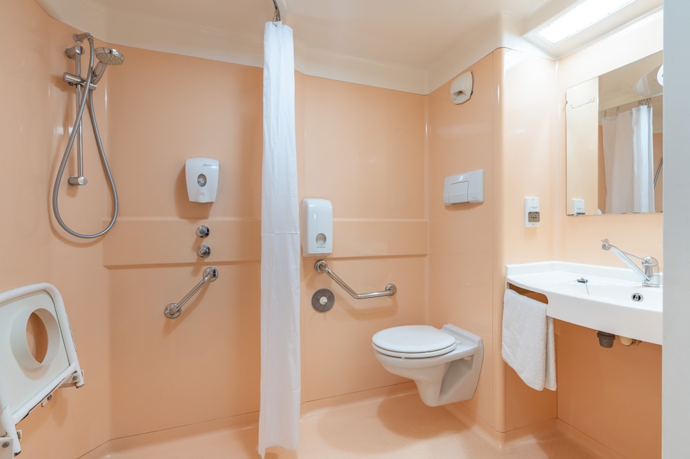 Standard Room, Multiple Beds (1 Double and 1 Single bed) - Photo 5