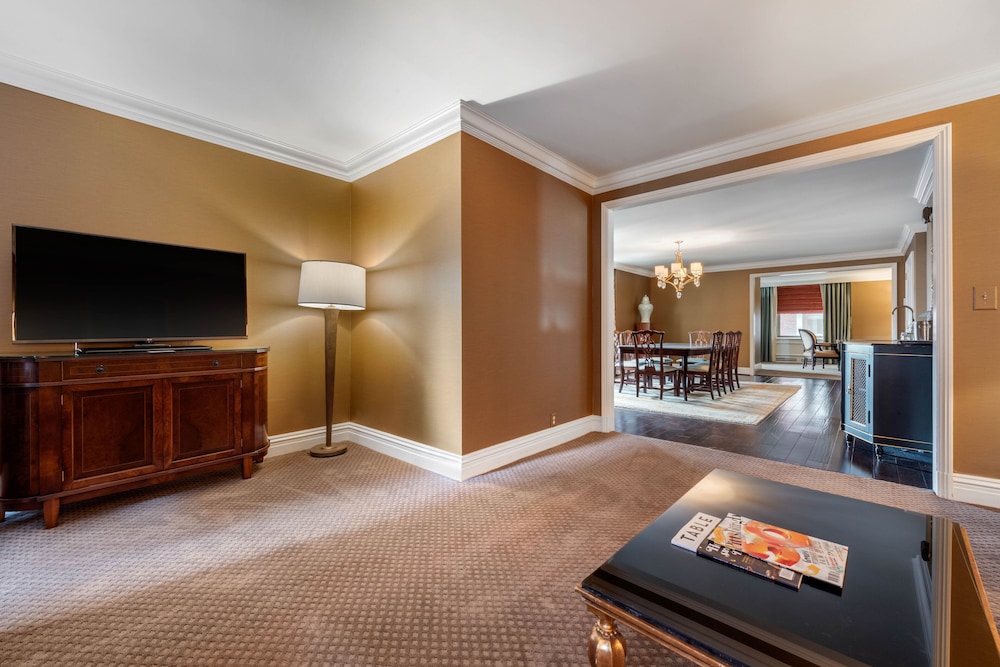Suite, 1 Bedroom - Photo 2