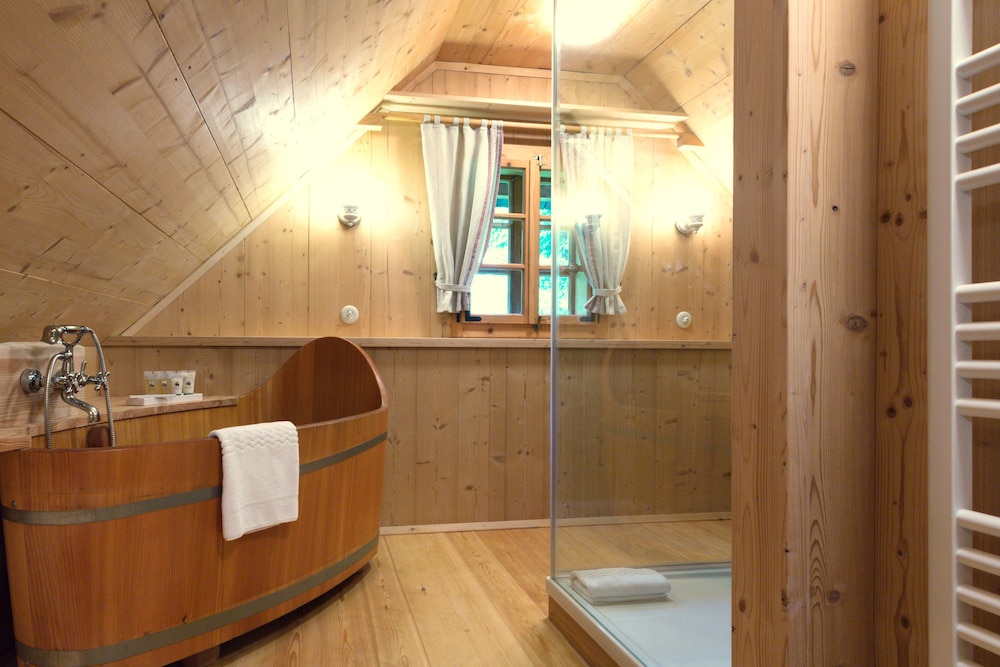 Traditional Chalet, 1 King Bed, Balcony, Mountain View (Alpetta) photo 3