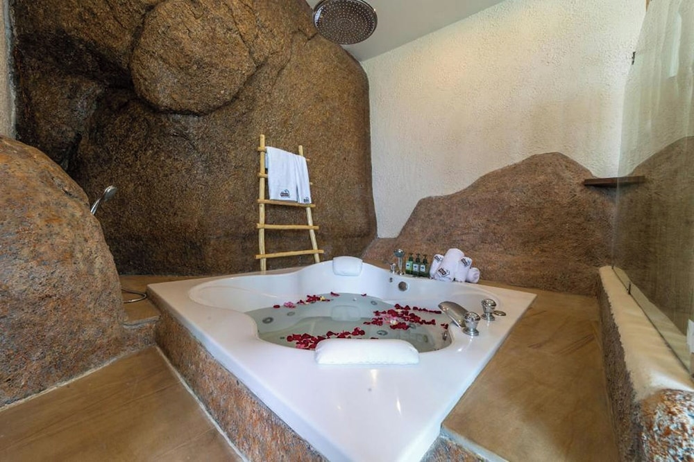 3 Bedroom Villa with Private Swimming Pool - Photo 17