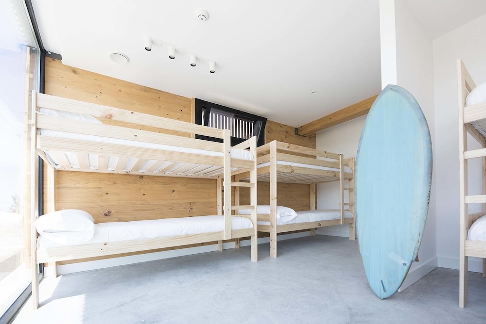 Paquete: 1 cama en Habitación compartida de 8 camas, Mixta, Baño compartido + 2 horas de Surf + 1 hora de Yoga
