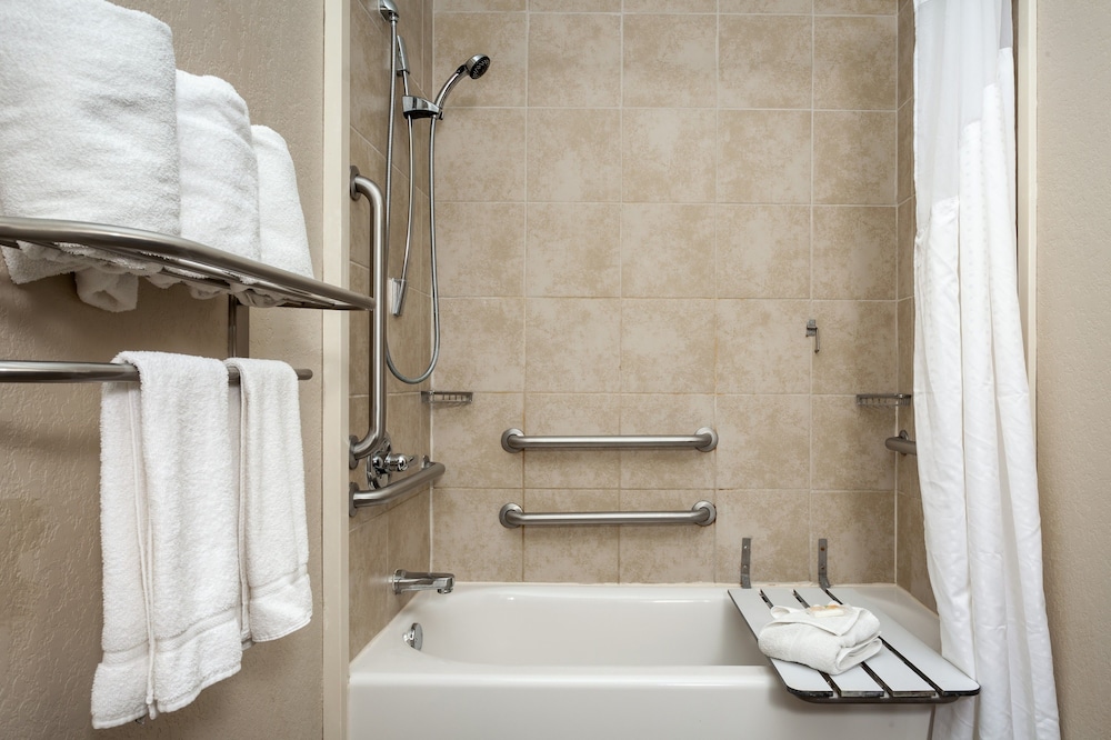 Standard Room, 2 Queen Beds, Accessible (Accessible Tub) - Photo 5