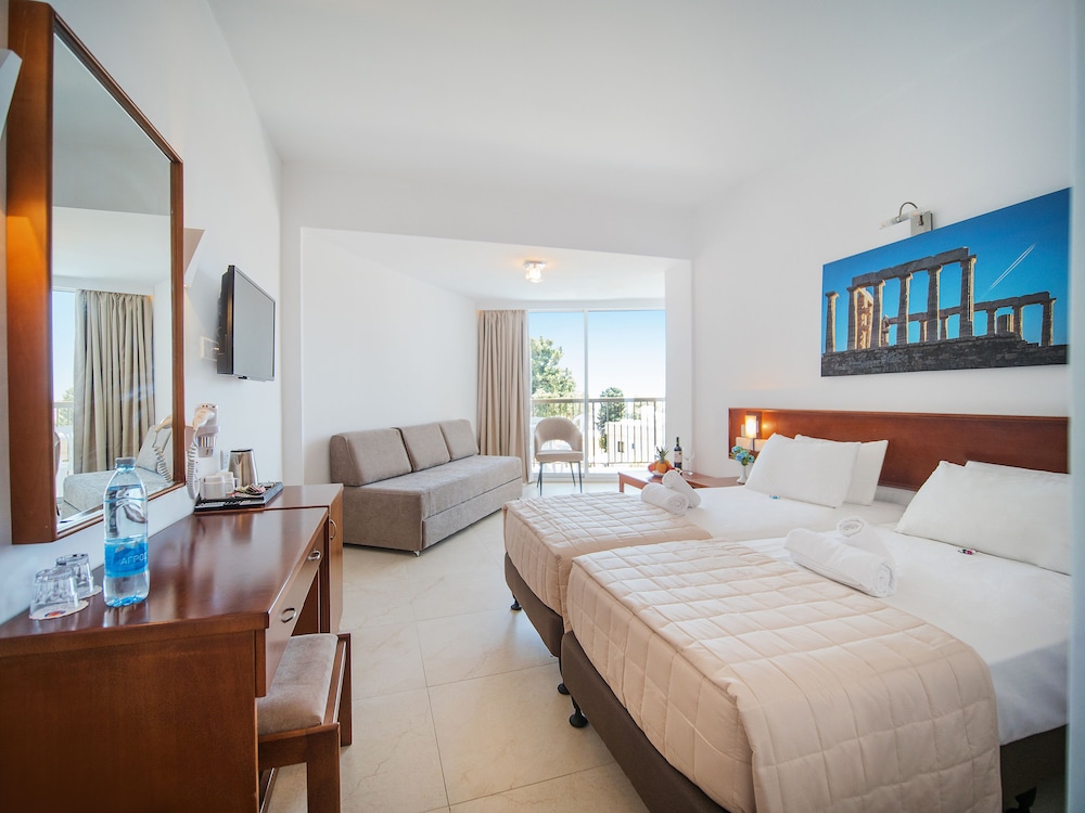 Standard Double or Twin Room, Balcony, Courtyard View - Photo 2