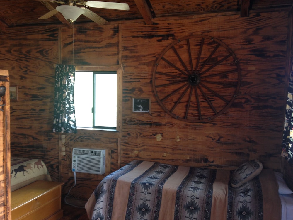 Cabin (Med-Large Pine ) photo 2