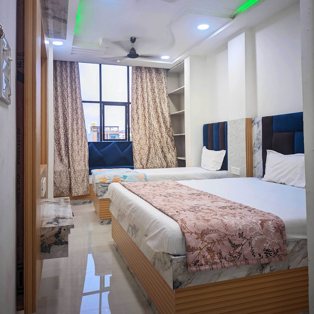 Deluxe Triple Room, City View photo 2