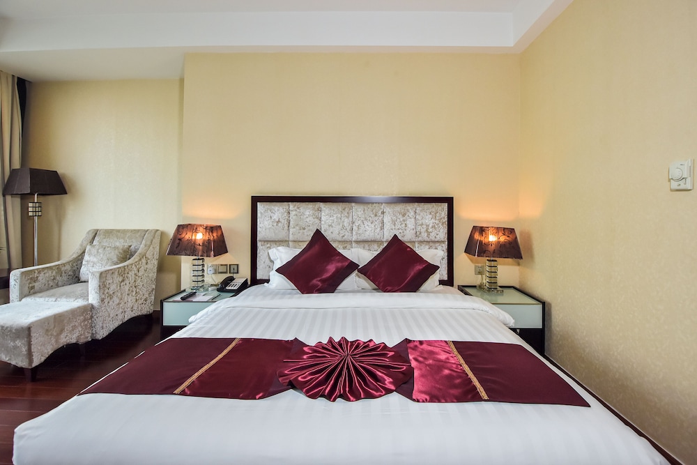 Deluxe King Room - Free Two Ways Airport Transfer photo 2