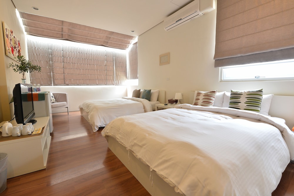 Family Quadruple Room, 2 Double Beds, Ocean View, Beachside photo 1
