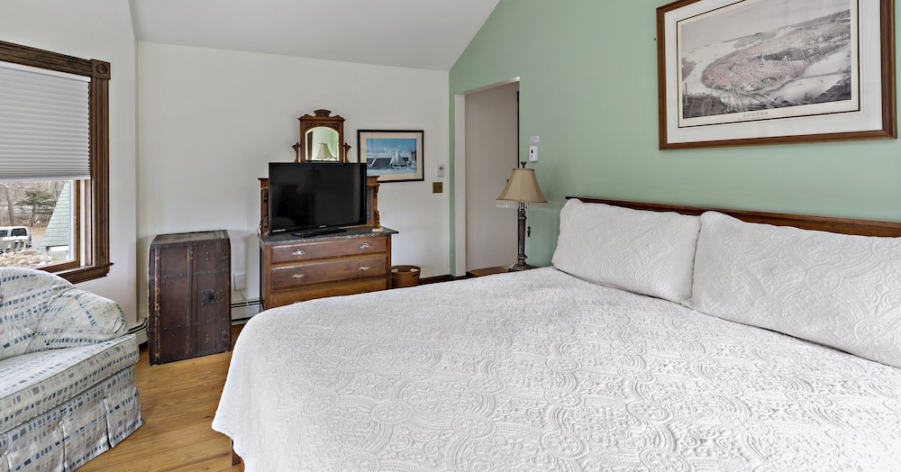 Deluxe Room, 1 King Bed (No Pets) photo 3