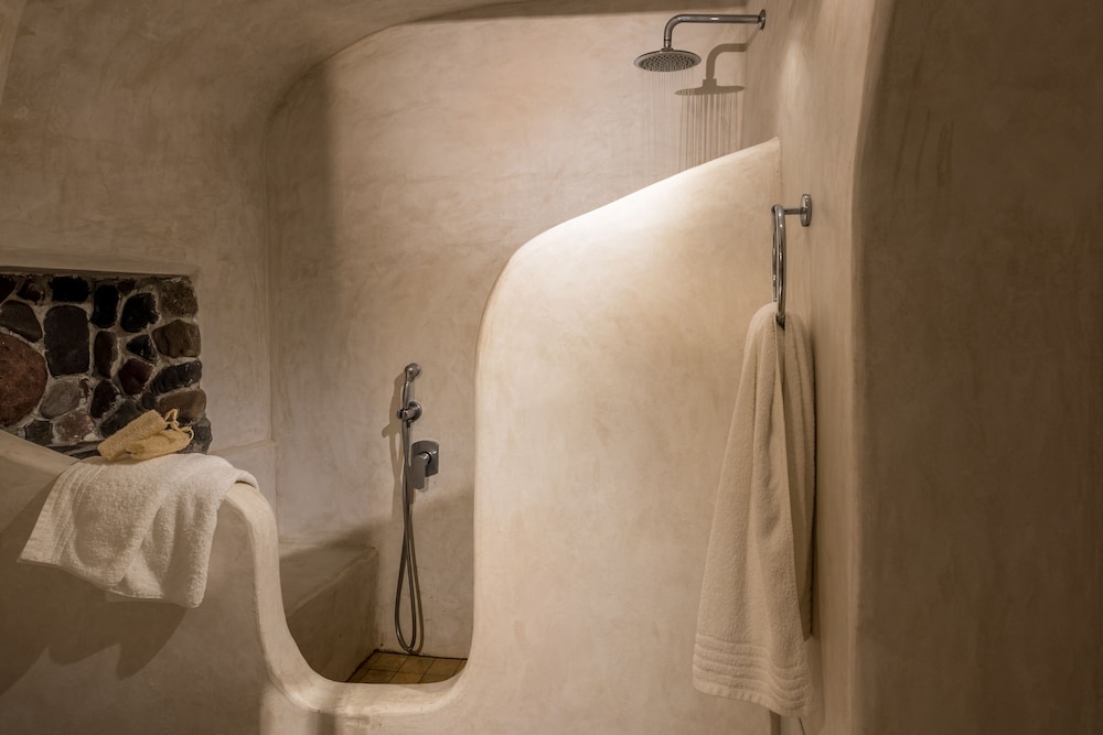 Superior Suite, Jetted Tub (Caldera View) - Photo 10