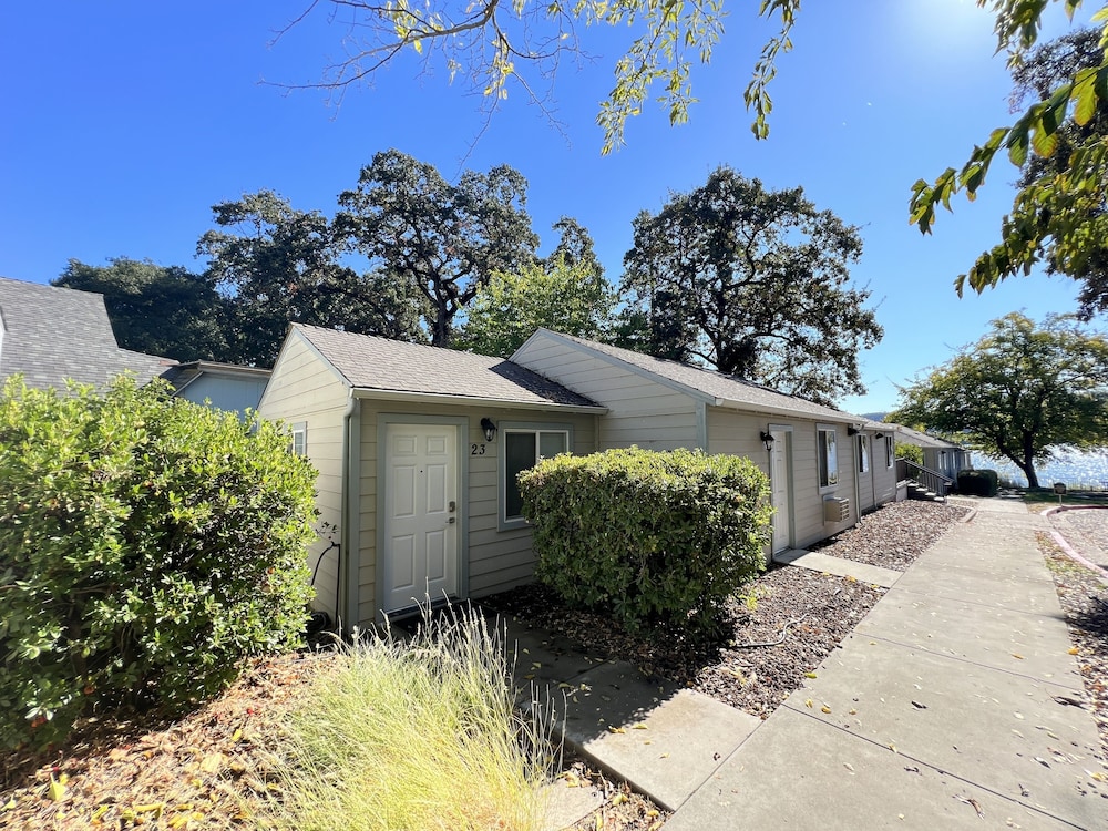 23 Large 1 Bedroom Cottage 2 Queen Beds