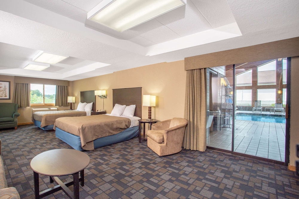 Deluxe Studio Suite, 2 Queen Beds, Non Smoking, Pool View photo 1