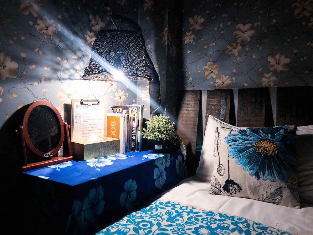 Classic Double Room, Shared Bathroom (205) photo 3