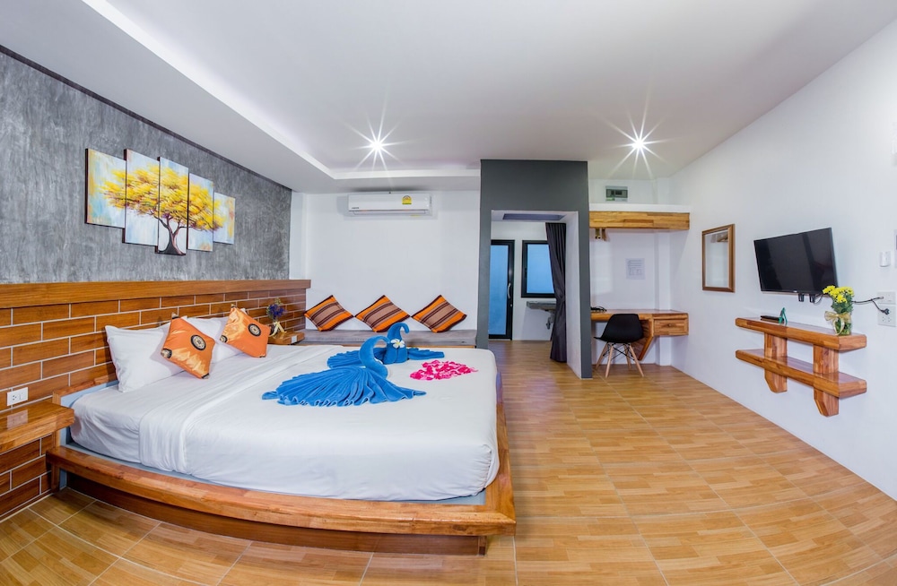 Deluxe Room, Pool View photo 3