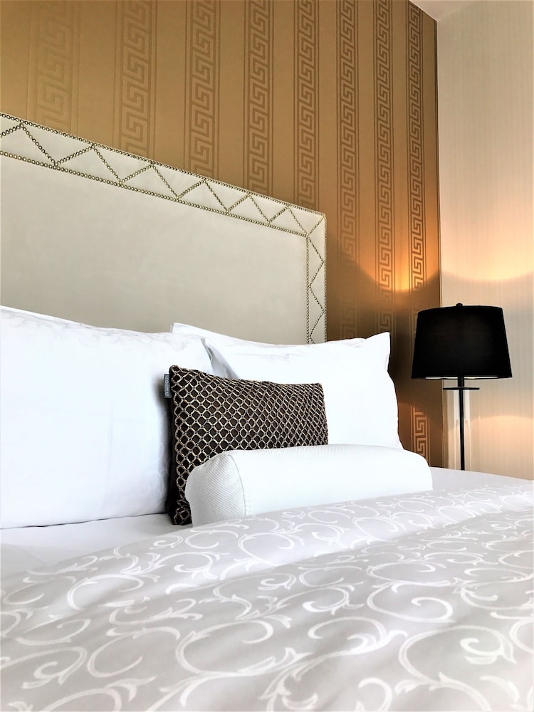 Luxury Executive Suite, 1 Bedroom, 1 Living Room, Balcony (66 M2)