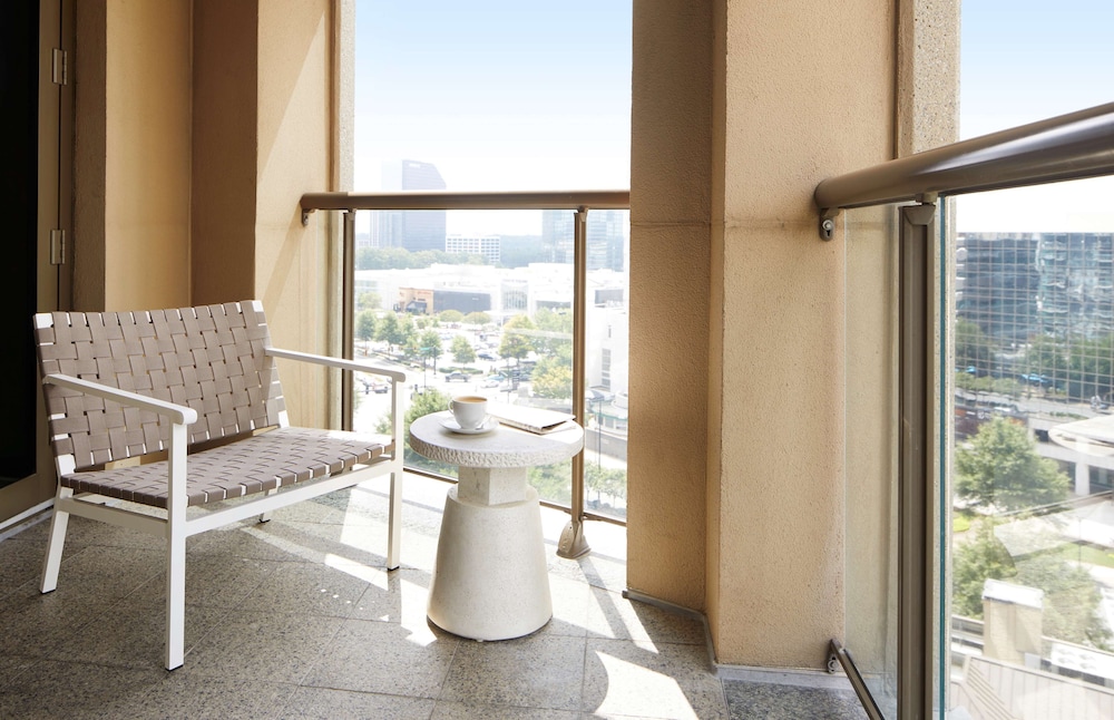 Junior Suite, 1 King Bed, Accessible (Mobility/Hearing, Roll In Shower) - Photo 5