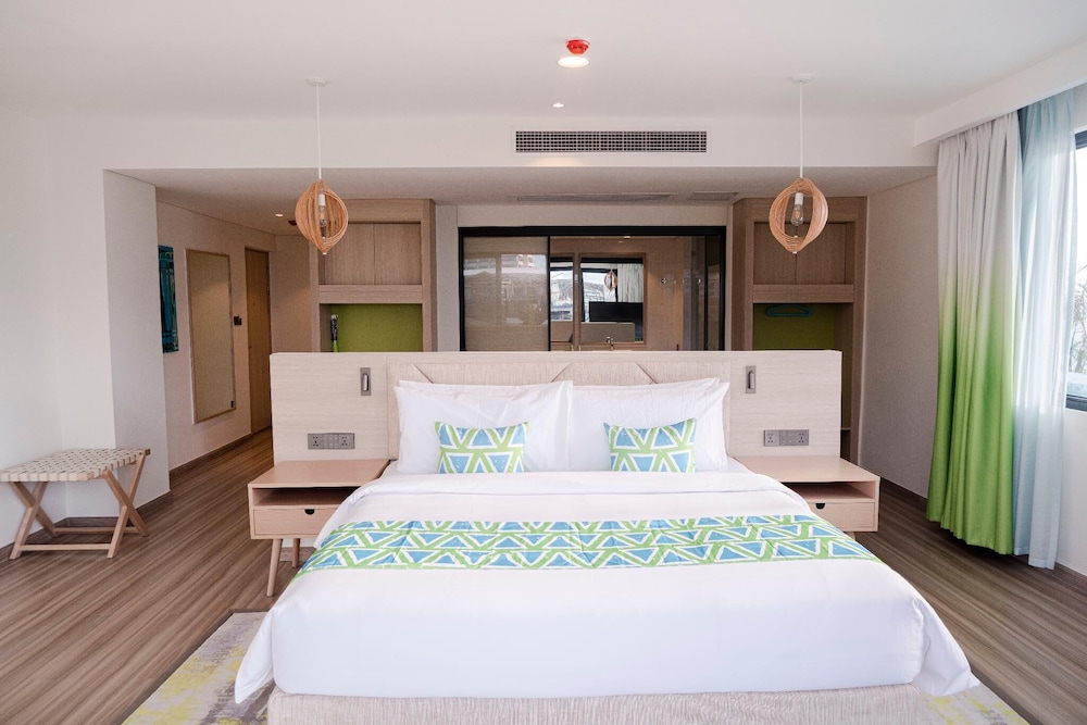 Suite with Private Pool (Premier King Bayview Pool Suite) - Photo 4
