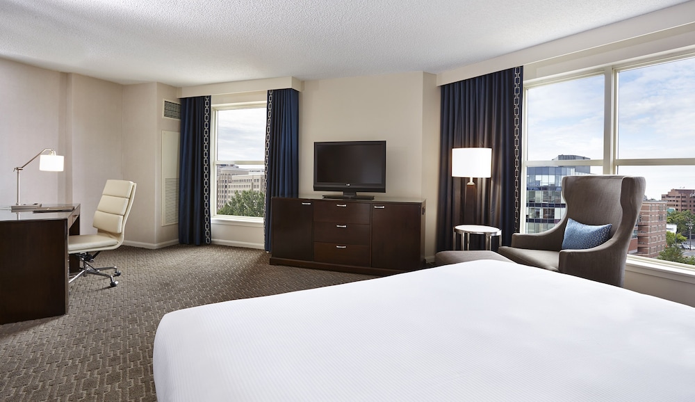 Deluxe Room, 1 King Bed, Accessible (Mobility & Hearing, Roll-in Shower) - Photo 4