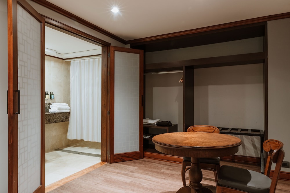 Junior Suite, 1 King Bed photo 3