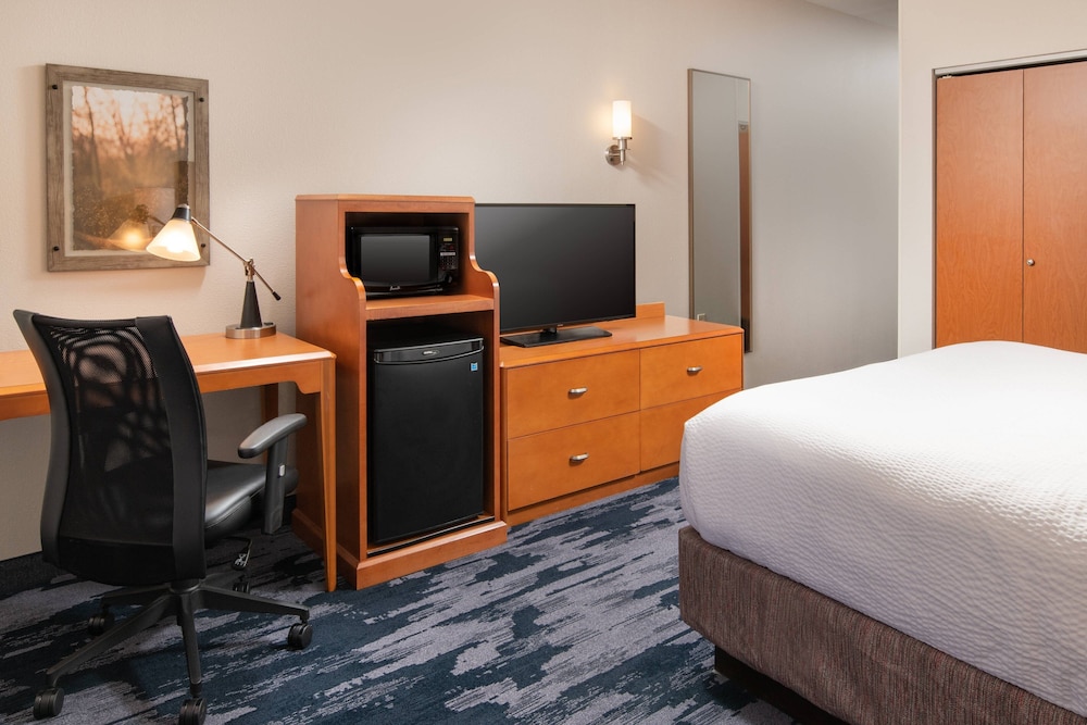 Room, 1 King Bed (Hearing Accessible) - Photo 3