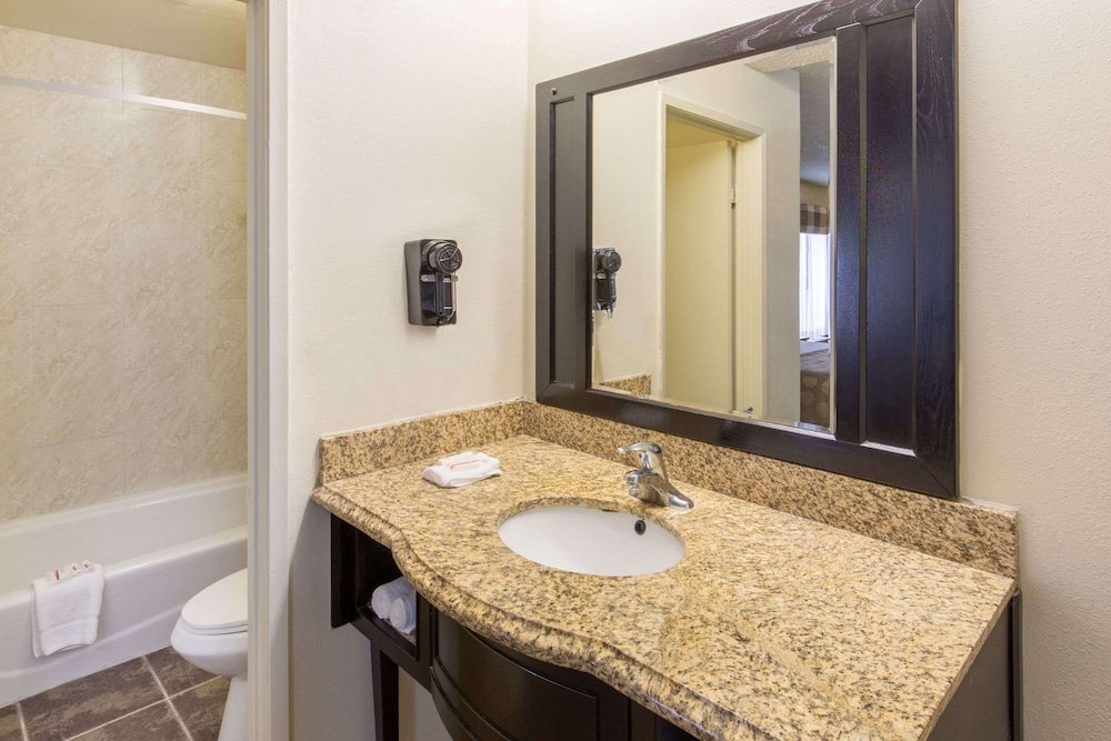 Deluxe Studio Suite, 1 King Bed, Non Smoking, Jetted Tub photo 3