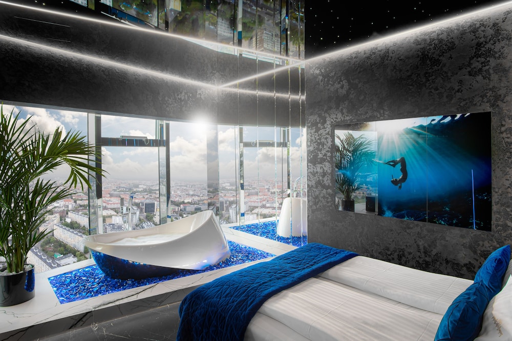 41 Floor "Yacht" Apartment with Bathtub