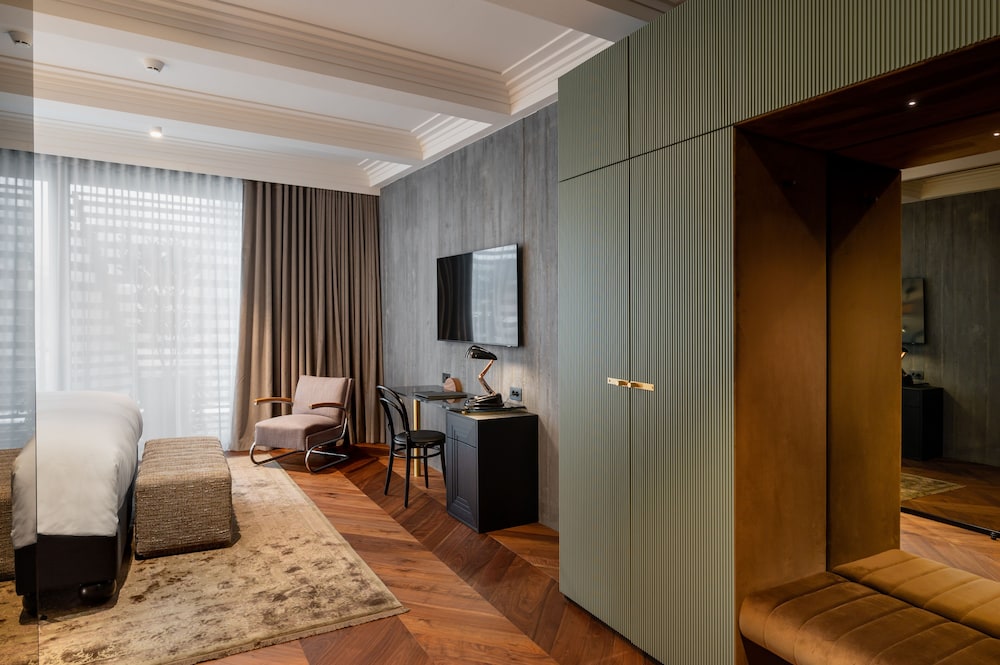 Premium Double Room, French Balcony, City View photo 3