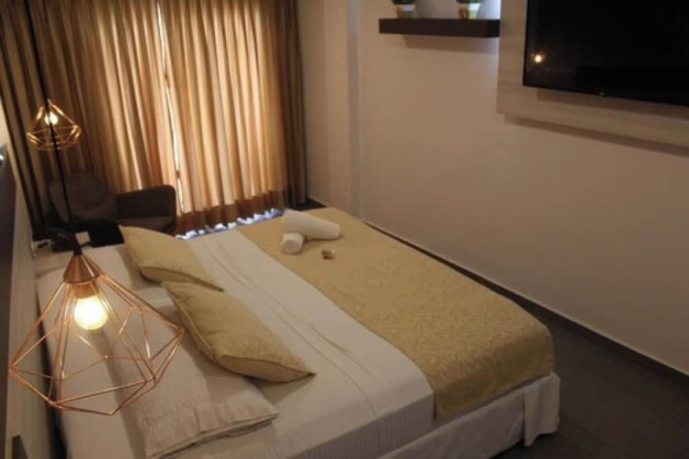 Superior Room, 1 King Bed, Balcony - Photo 6