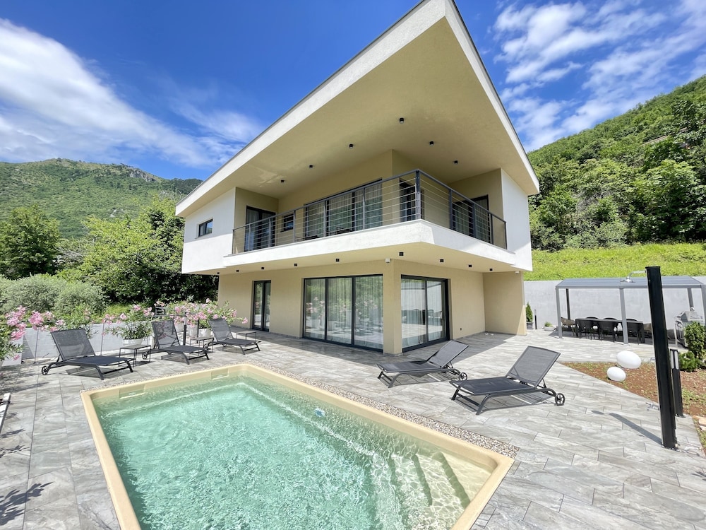 Villa photo 1