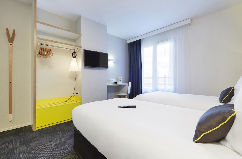 Standard Room, 2 Twin Beds - Photo 1