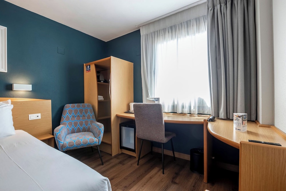 Room - Photo 15