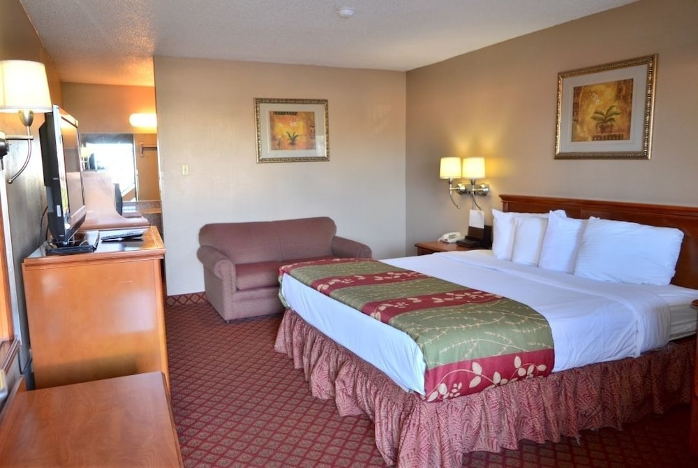 Room, 1 King Bed, Non Smoking - Photo 2