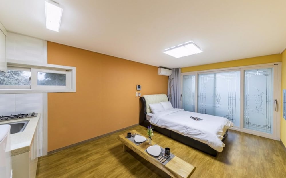 Room (Hyeongjeseom)