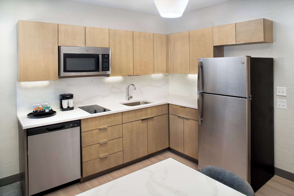 Suite, 1 King Bed, Accessible (Hearing) - Photo 2