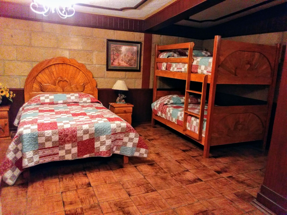 Family Room, Multiple Beds