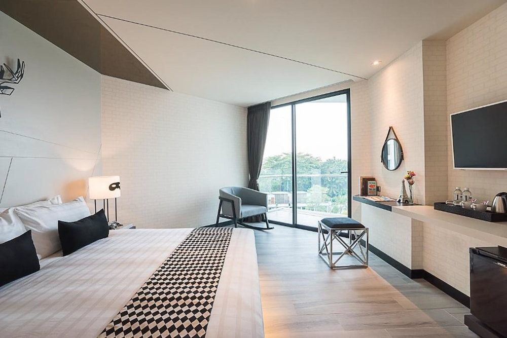 Deluxe Room, 1 King Bed, Sea View, Corner - Photo 4