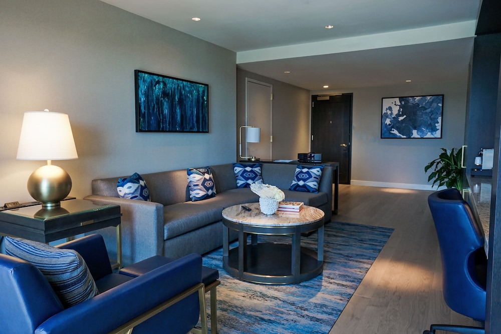 Suite, 1 King Bed with Sofa bed (Compass) thumbnail 6