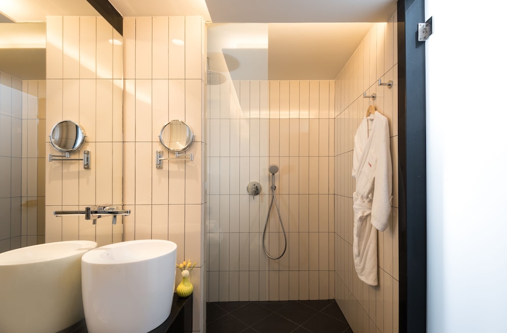 Executive Room thumbnail 6
