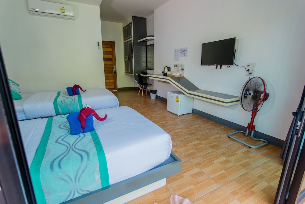 Superior Twin Room, Pool View photo 1