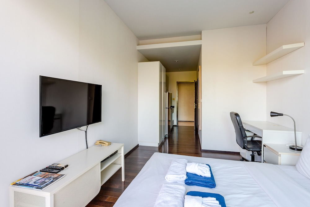 Comfort Studio, 1 King Bed photo 2