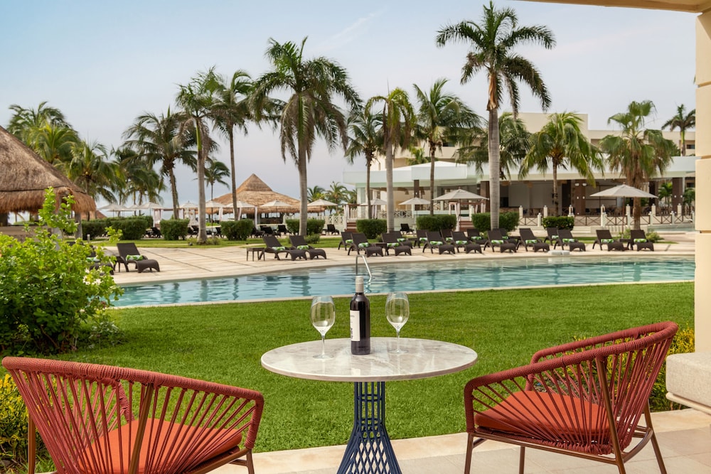 Junior Suite Pool View Double - Photo 4