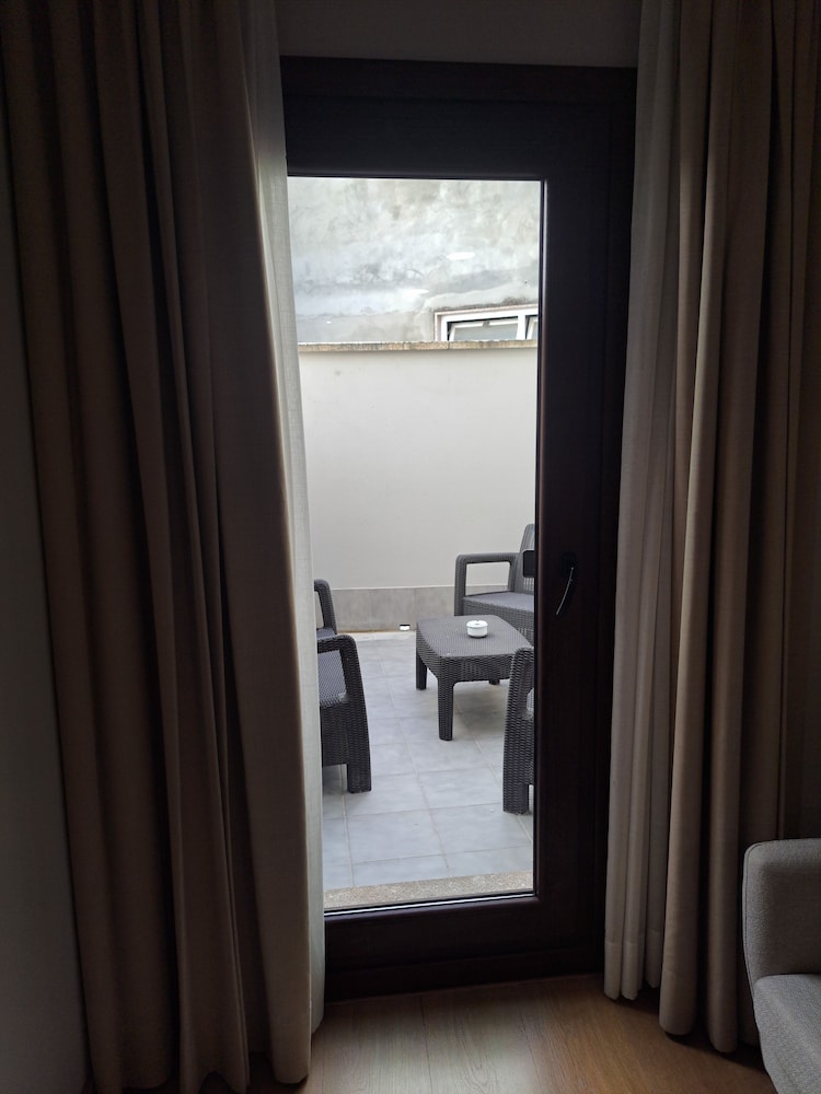 Deluxe Double Room, 1 Queen Bed, Private Bathroom - Photo 8