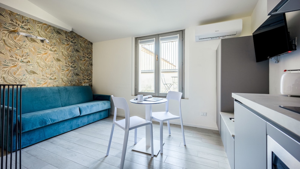 Studio, Balcony