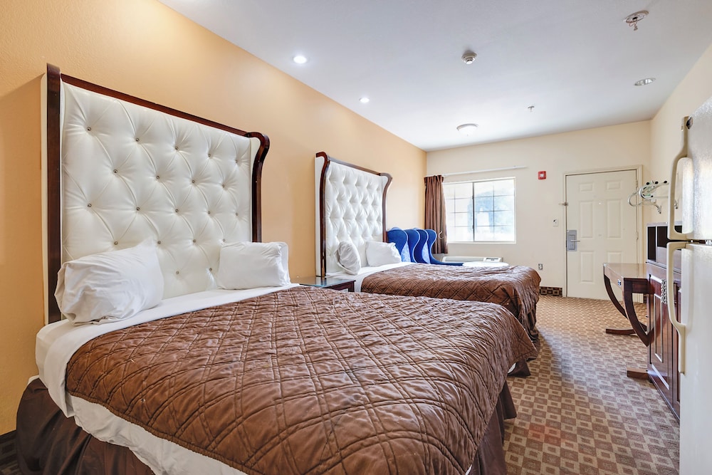 2 Queen Beds Accessible with Kitchenette - Photo 4
