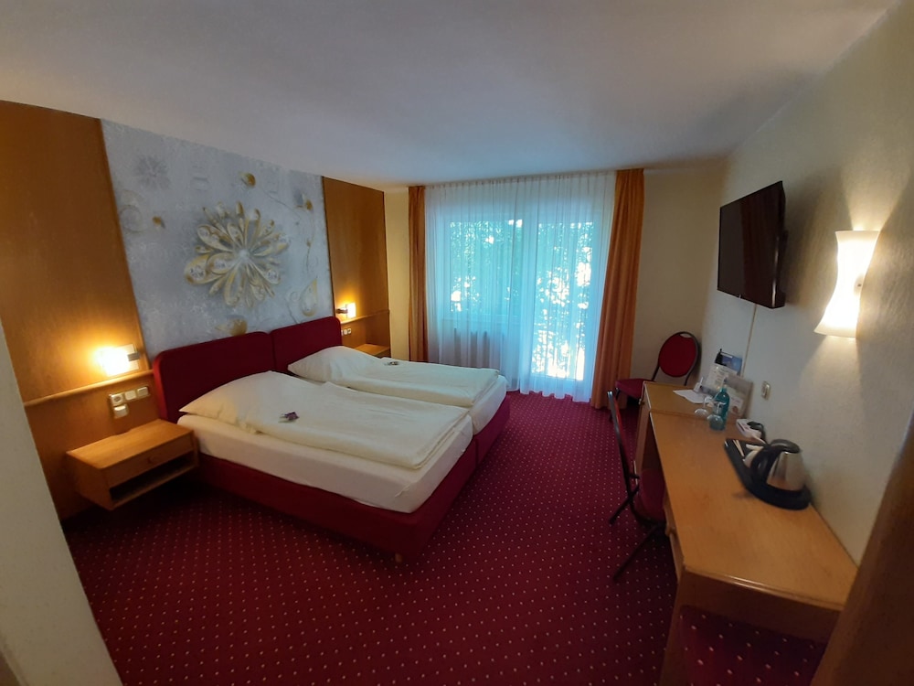 Economy Double Room, 2 Twin Beds, Non Smoking, Ground Floor photo 3