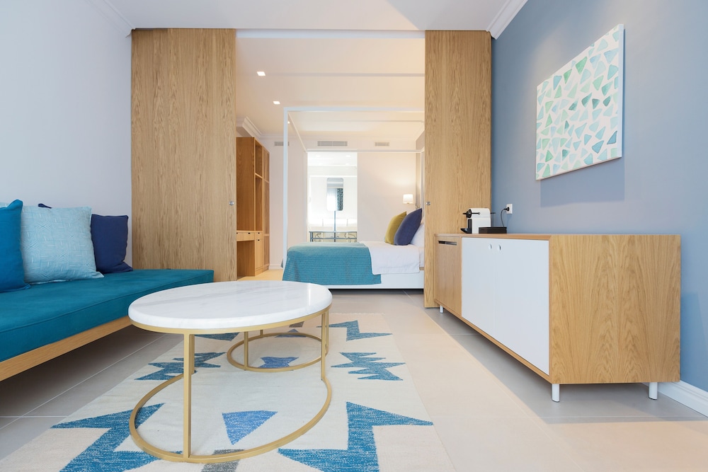 Deluxe Two Bedroom Suite Sea View thumbnail 5