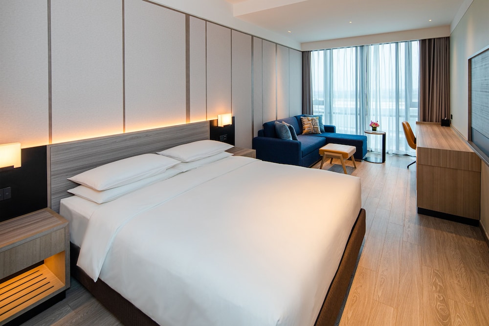 Airport View King Bed (with sofa bed) - Photo 3