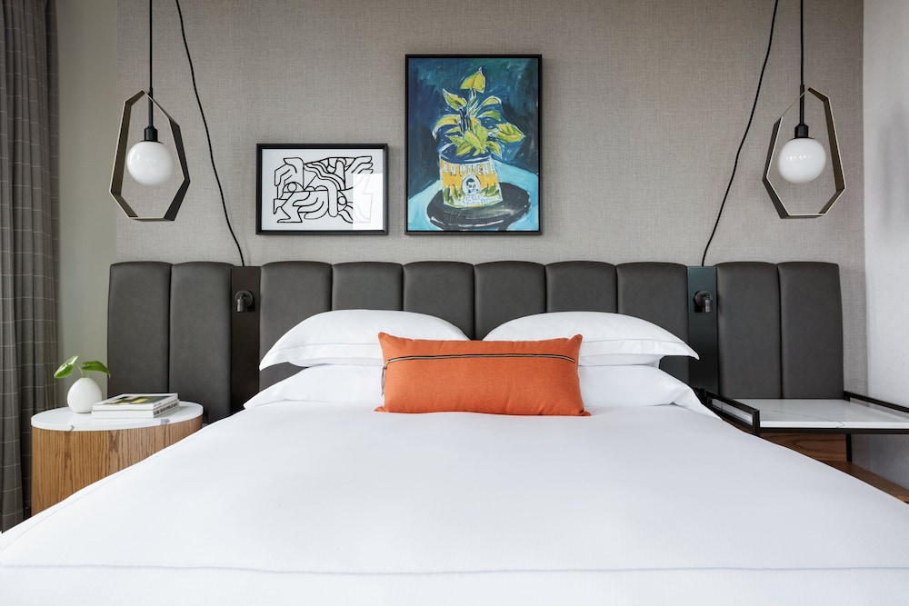 Room, 1 King Bed, Hearing Accessible - Photo 4
