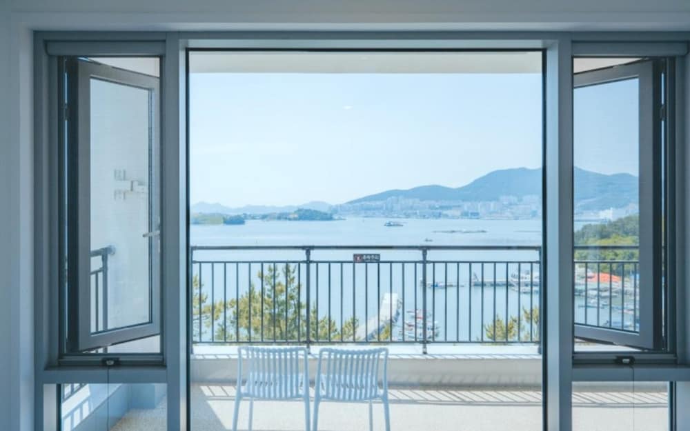 Room (Ocean Pool Villa)