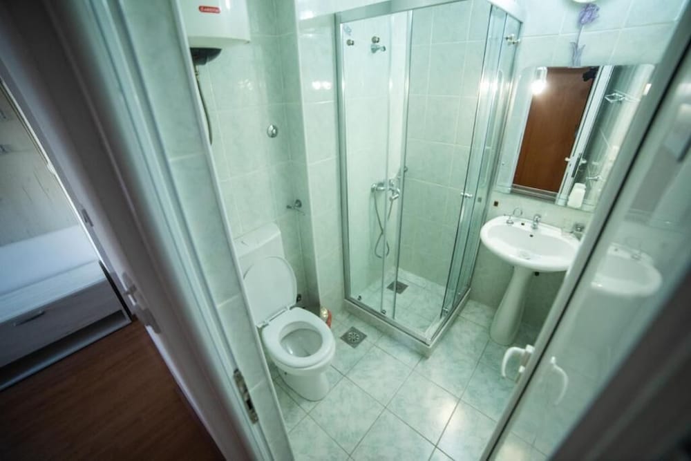 Basic Apartment - Photo 8