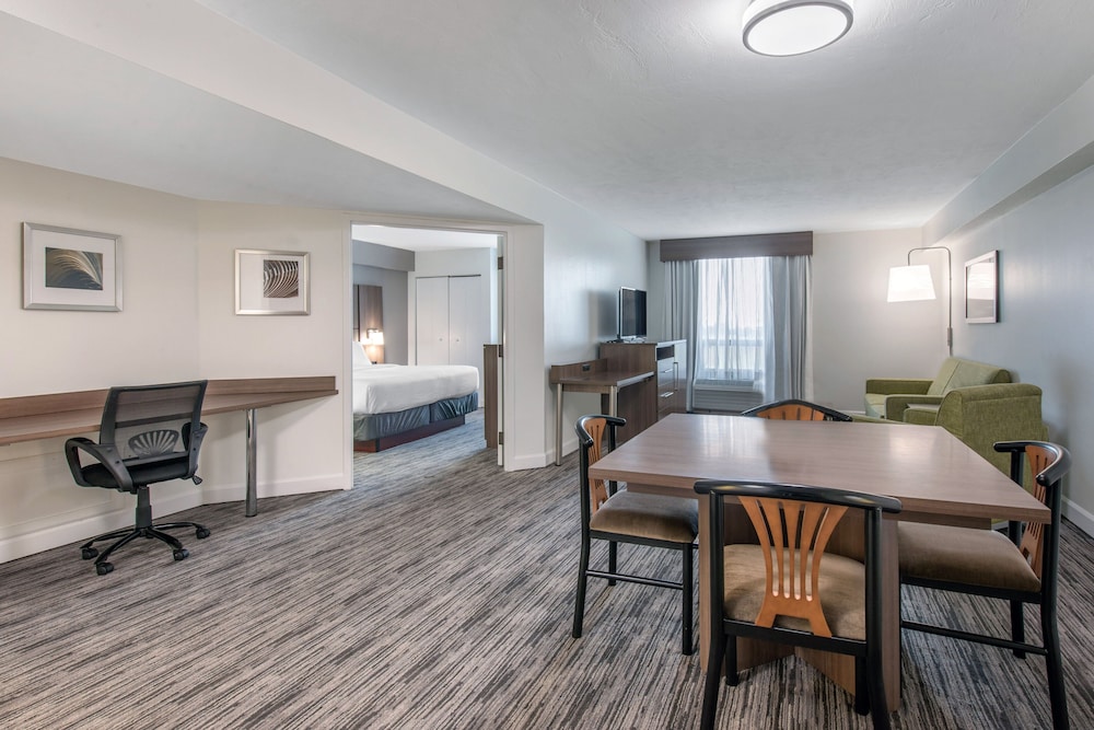 Suite, 1 King Bed, Accessible (Communications, Access Tub) photo 3